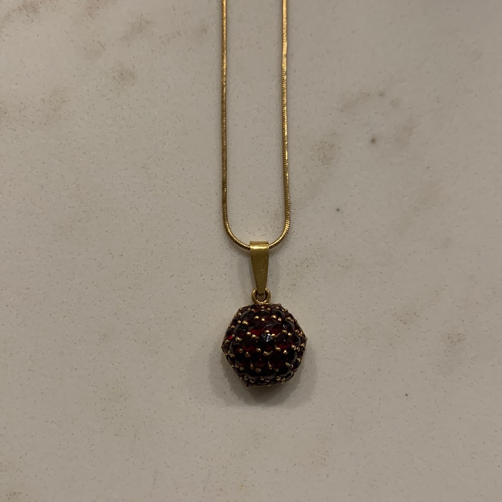 Garnet necklace and gold. Photo of the stamps included.
